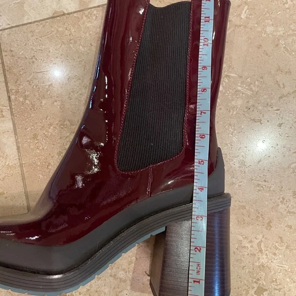 NEW TORY BURCH Expedition Chelsea boots in red patent leather - Picture 8 of 9